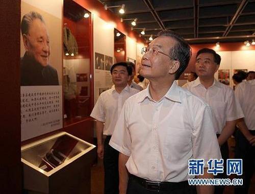 8月21日，溫家寶專程來到深圳博物館參觀《改革開放總設(shè)計(jì)師鄧小平》大型展覽，仔細(xì)觀看鄧小平生平事跡。今年是深圳特區(qū)成立30周年，中共中央政治局常委、國務(wù)院總理溫家寶于8月20日至21日深入深圳的企業(yè)、科研院所、口岸和社區(qū)，就發(fā)展戰(zhàn)略性新型產(chǎn)業(yè)，加快轉(zhuǎn)變經(jīng)濟(jì)發(fā)展方式進(jìn)行調(diào)研。新華社記者 劉衛(wèi)兵 攝