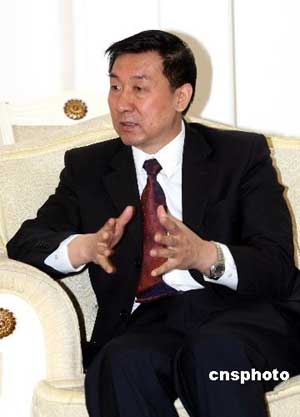 三月二十六日，國家質(zhì)量監(jiān)督檢驗(yàn)檢疫總局局長王勇在接見香港食物及衛(wèi)生局局長周一岳一行時坦言，隨著人們對食品安全關(guān)注度的提高，及各國在這方面標(biāo)準(zhǔn)的不統(tǒng)一等等原因，世界各國現(xiàn)在都面臨著食品、農(nóng)產(chǎn)品安全的現(xiàn)實(shí)挑戰(zhàn)。2月28日，中國出臺的食品安全法，使食品安全在制度上有了保證。 中新社發(fā) 王麗南 攝 