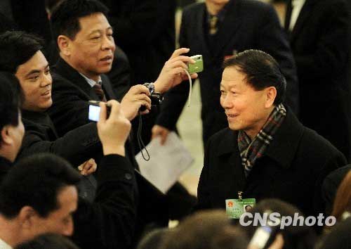 3月5日，第十一屆全國人民代表大會第三次會議在北京召開。國務(wù)院國資委主任李榮融進入大會堂不但受到記者追訪，而且還受到與會代表和委員追拍。 中新社發(fā) 廖攀 攝