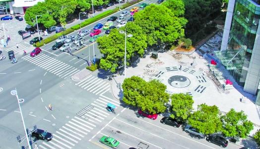 身居鬧市的大型八卦圖，煞是引人注目。