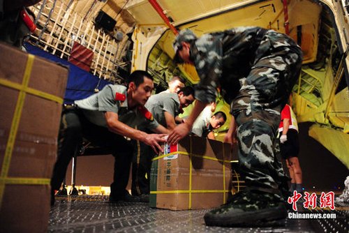 8月3日深夜，中國政府緊急援助巴基斯坦人道主義物資在河北省石家莊機場連夜裝機，準備于4日通過中國空軍飛機運往伊斯蘭堡。這批物資包括30噸藥品和凈水設備、1000頂帳篷、50臺發(fā)電機等，總價值約1000萬元人民幣。 中新社發(fā) 侯宇 攝