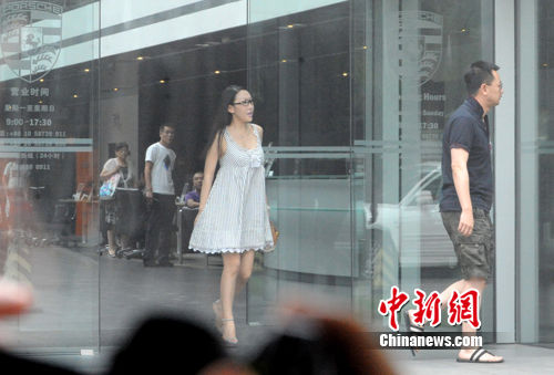 黃海波帶準(zhǔn)老婆購(gòu)豪車(chē) 女友曾是任達(dá)華紅顏知己