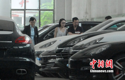 黃海波帶準(zhǔn)老婆購豪車 女友曾是任達(dá)華紅顏知己