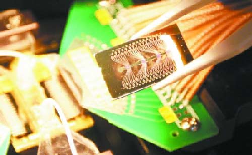 韓國(guó)今年開發(fā)出了用血液診斷肝癌、前列腺癌、大腸癌等各種疾病和進(jìn)展情況的“半導(dǎo)體生物傳感器芯片解讀器”。