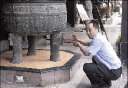 昨日，保安張副山向記者介紹當(dāng)時(shí)的情景。 晚報(bào)記者 周甬 圖