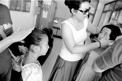 前天，國(guó)家形象宣傳片攝制組在北京實(shí)驗(yàn)二小拍攝。實(shí)驗(yàn)二小的老師和學(xué)生家長(zhǎng)成了化妝和造型師。本報(bào)記者范繼文攝