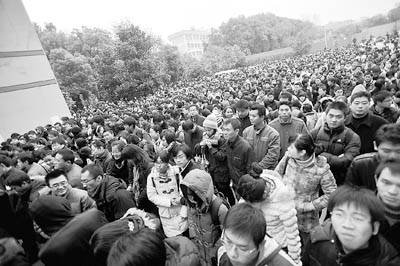 2009 年11月29日，在湖北武漢華中科技大學(xué)考點(diǎn)，考生們走進(jìn)考場(chǎng)。當(dāng)天，2010年度中央機(jī)關(guān)及其直屬機(jī)構(gòu)公務(wù)員錄用考試公共科目筆試在全國(guó)31個(gè)考區(qū)的44個(gè)城市的800多個(gè)考點(diǎn)同步開(kāi)考，有近百萬(wàn)人參加考試。 王瀟瀟/CFP 