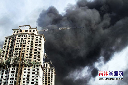 現(xiàn)場濃煙滾滾。
