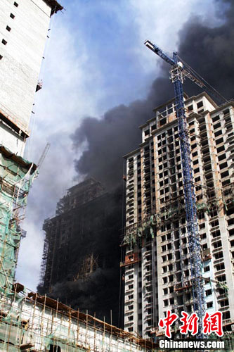 現(xiàn)場被濃煙籠罩。