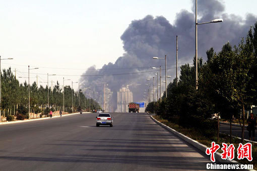 現(xiàn)場濃煙遠遠可見。