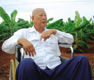 陳光保在自己的農(nóng)場里，他身后就是一片香蕉林(中青報(bào)蔣昕捷供圖)