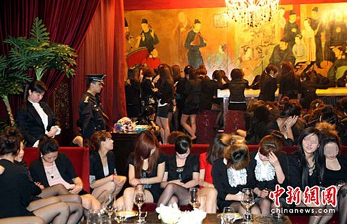     資料圖片：5月11日晚，北京朝陽警方對轄區(qū)內(nèi)天上人間等4家娛樂場所開展集中專項檢查行動。天上人間、名門夜宴、花都、凱富國際等娛樂場所因存在有償陪侍、消防安全等問題，依法作出停業(yè)整頓的行政處罰決定。中新社發(fā) 李寶華 攝