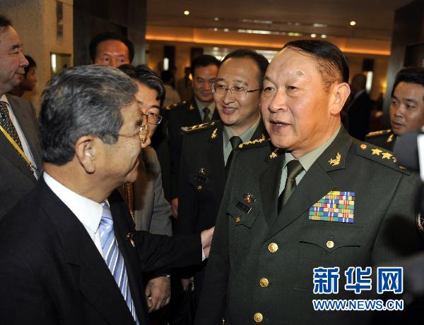 10月11日上午，在越南河內，中國國務委員兼國防部長梁光烈上將（前右）和日本防衛(wèi)大臣北澤俊美在首屆東盟防長擴大會期間進行了交談新華社記者黃曉勇攝 