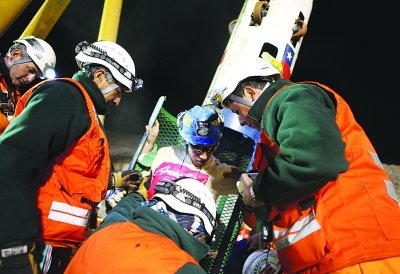 智利被困礦工接連被救 總統(tǒng)見一個(gè)抱一個(gè)(圖)