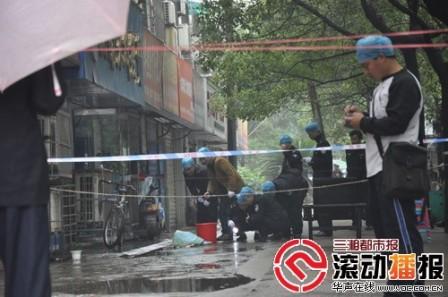 刑警正在現(xiàn)場勘驗(yàn)。  實(shí)習(xí)記者 傅聰 攝