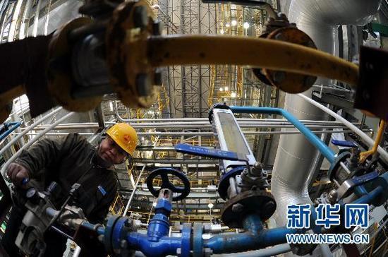 　　秦皇島垃圾焚燒發(fā)電供熱項目即將投產(chǎn)，工人在秦皇島垃圾發(fā)電供熱項目垃圾焚燒車間工作（10月20日攝）。新華社記者楊世堯攝