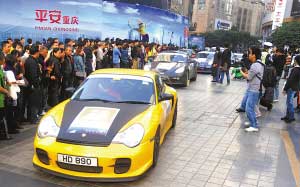 昨日，香港保時(shí)捷車隊(duì)在解放碑吸引市民圍觀。本報(bào)記者 楊新宇 攝