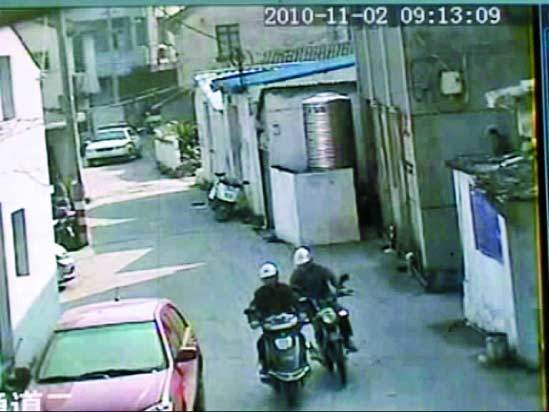 警車悄悄跟進(jìn)一條小巷。①小偷甲騎的贓車熄火 ②同伙騎摩托拉著跑。