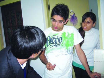 南京普查員入戶困難 配打狗隊(duì)員防惡狗(圖)