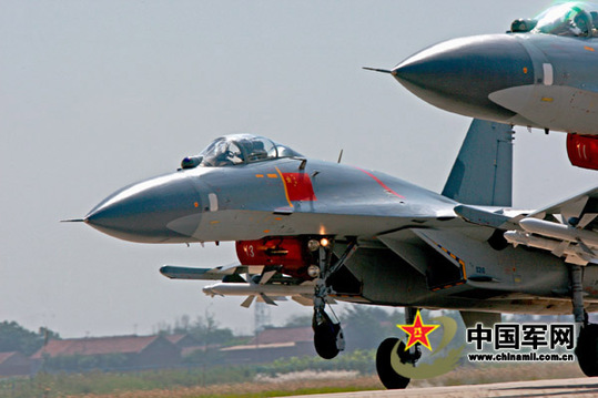 殲11梯隊(duì)起飛準(zhǔn)備集合，進(jìn)行編隊(duì)訓(xùn)練。譚超攝