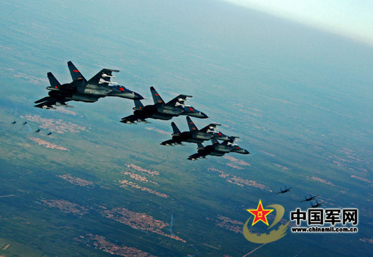 殲11梯隊(duì)起飛準(zhǔn)備集合，進(jìn)行編隊(duì)訓(xùn)練  譚超攝