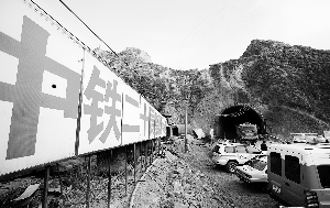 工程車輛不斷進(jìn)出隧道救援，各種急救車輛在事發(fā)隧道外待命，隨時(shí)準(zhǔn)備救助。 本報(bào)首席記者 田蹊 攝