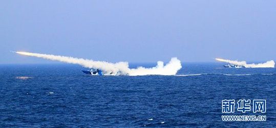 演練中新型導(dǎo)彈艇進(jìn)行導(dǎo)彈齊射。新華社記者 查春明 攝