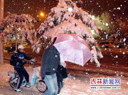 行人在雪中艱難行進(jìn)。（來源：吉林新聞網(wǎng)張猛攝） 
