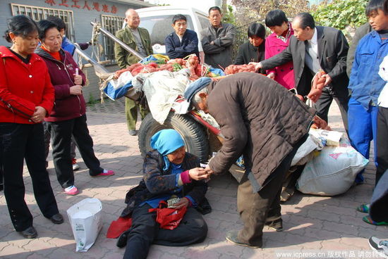 張全會被男子毆打后說：我來鄭州賣紅薯，只為給大兒子掙點買藥錢