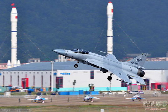 巴基斯坦梟龍戰(zhàn)機進行單機飛行訓練