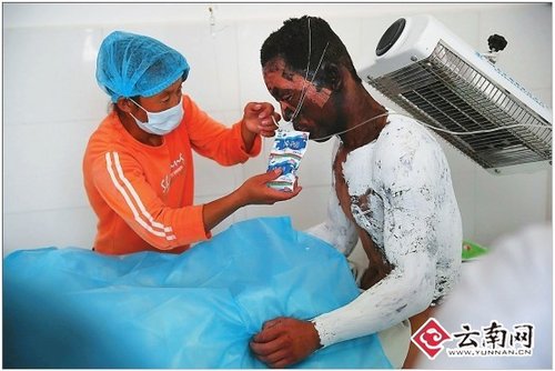 12名傷員中傷勢較輕的挺過第一個24小時后，開始進食。