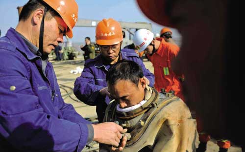 潛水員在進(jìn)行下海前的準(zhǔn)備。