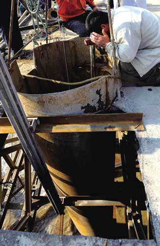 范師傅的工友在平臺(tái)上向他喊話，穩(wěn)定他的情緒。