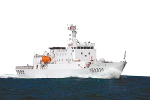 中國最先進漁政船現(xiàn)身釣魚島 漁民執(zhí)意送上肉菜