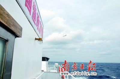 日本偵察機(jī)(紅圈所示)圍繞著我漁政310船上空盤旋。黃應(yīng)來(lái)盧松江攝