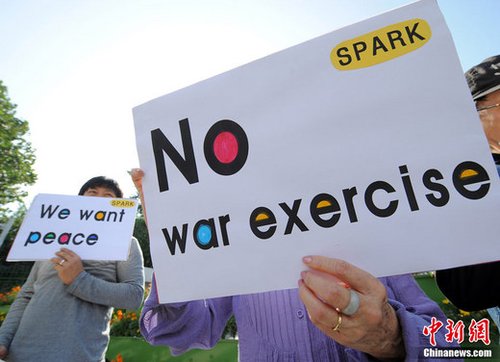 韓美反潛聯(lián)合軍事演習27日在韓國西部海域(黃海)拉開帷幕。當日，一些韓國反戰(zhàn)人士在國防部門前集會抗議美韓聯(lián)合軍演。 來源：中央電視臺 