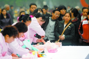 昨日，家政服務(wù)技能大賽決賽在觀音橋步行街舉行。本報記者 何熠 攝
