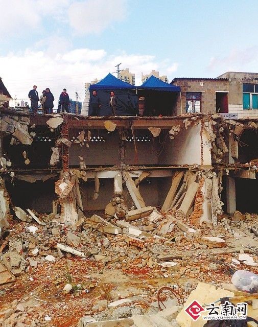 “喊上百親友站樓頂阻強拆”追蹤 拆遷現(xiàn)場又發(fā)沖突(圖)