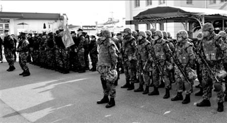 3日，日本和美國在駐日美國海軍佐世?；嘏e行基地警備訓(xùn)練開幕式。新華社發(fā) 