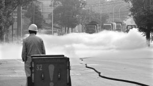 由于輸氧管道閥門損壞，一名新冶鋼員工望著液氧泄漏，600立方米的液氧泄漏致黃石大道桃園村路段阻斷。 通訊員 邱孝威 攝