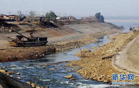 這是12月10日在江西省九江市拍攝的低水位下的長江碼頭。新華社發(fā)（胡國林 攝）