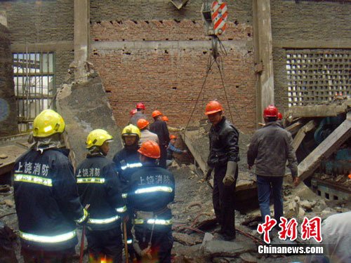 簡訊:江西一水泥廠車間發(fā)生坍塌 5人被埋壓(圖)