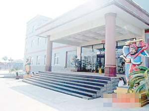 關(guān)建軍、關(guān)建民兄弟被捕前，大興土木為自己興建的豪宅。