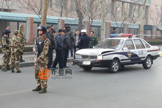 事發(fā)現(xiàn)場(chǎng)引來(lái)路人圍觀。