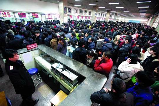 昨日西安火車站售票大廳被買票的人擠得水泄不通。當(dāng)日西安火車站發(fā)售春運首日車票，一年一度的春運大幕拉開序幕。本報記者趙航攝