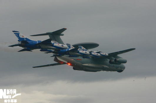空警-2000預(yù)警機(jī)編隊(duì)正在訓(xùn)練。譚超 攝