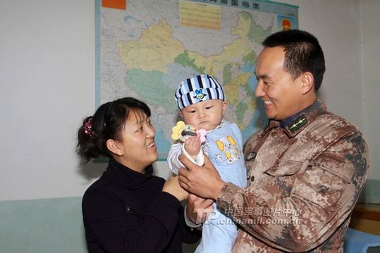 某邊防團(tuán)阿克雀克連指導(dǎo)員趙雪成的妻子竇蘭慧帶著半歲的兒子，冒雪從駐地塔城市趕到連隊(duì)，一下車(chē)，趙指導(dǎo)員就搶著抱孩子。不料，很少有機(jī)會(huì)與爸爸見(jiàn)面的兒子卻極不情愿地扭過(guò)了頭。