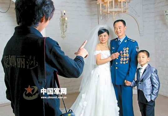三級軍士長竇樹軍一心撲在戰(zhàn)鷹維修上，結(jié)婚11年未能兌現(xiàn)妻子拍張婚紗照的愿望，空軍機(jī)關(guān)借“空軍十大杰出青年”頒獎之機(jī)，特意將功臣一家接到北京為他們圓夢