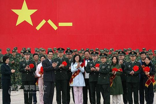 黑龍江省軍區(qū)邊防某團(tuán)，開展評(píng)選“十佳軍嫂”和“十佳優(yōu)秀軍人家庭”活動(dòng)。