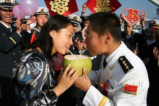 喝上一個連心椰，愛情天長地久。